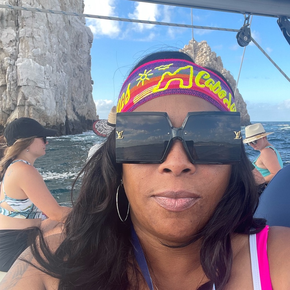 Louis Vuitton Black and Gold Sunglasses - Picture 4 of 4